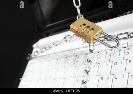 Computer portatile con lucchetto a combinazione. Concezione della protezione dei dati Foto Stock