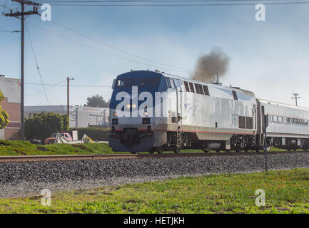 American treno Amtrak passando attraverso il californiano città costiera di Pismo Beach Foto Stock