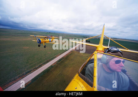 Due Stearman giallo biplani in volo su midwestern Stati Uniti. Foto Stock