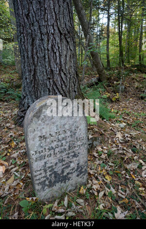 Vecchio headstone segnando una tomba nel cimitero di Wardsboro in New York Montagne Adirondack. Foto Stock