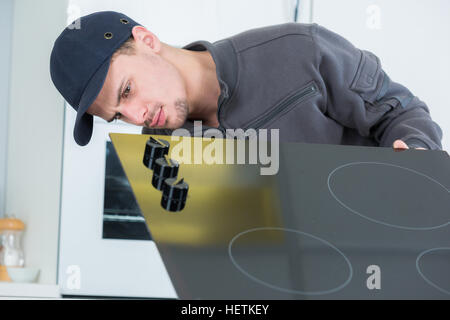 L'uomo installazione di piano di cottura Foto Stock