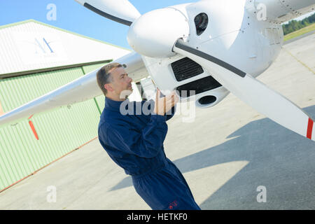 Mechanic guardando aeromobile propellor Foto Stock