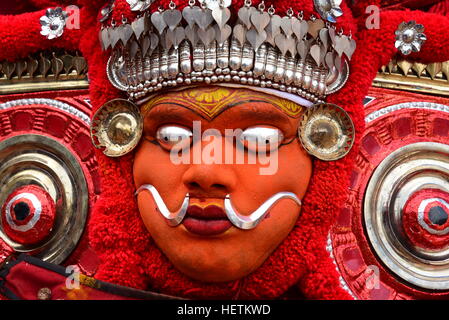 THEYYAM O THEYYATTAM popolare è un rituale Indù FORMA DI CULTO DEL NORD MALABAR NELLO STATO DEL KERALA, INDIA, Foto Stock