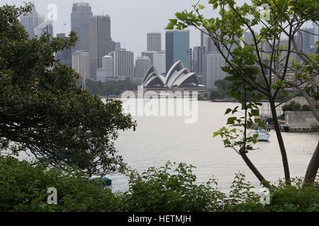 Vista verso la Opera House di Sydney e il Sydney CBD da Cremorne Point foreshore a piedi su Sydney's della North Shore inferiore. Foto Stock