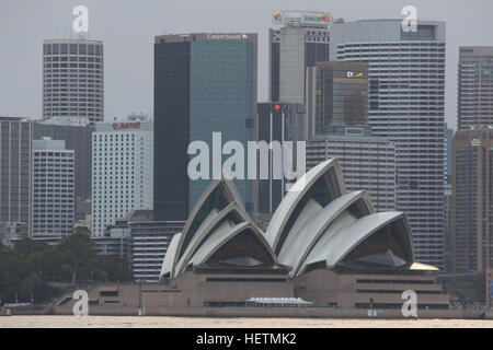 Vista verso la Sydney Opera House e il CBD da Cremorne Point foreshore a piedi su Sydney's della North Shore inferiore. Foto Stock