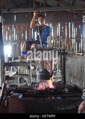 Myanmar donna pentola su un fuoco Foto Stock