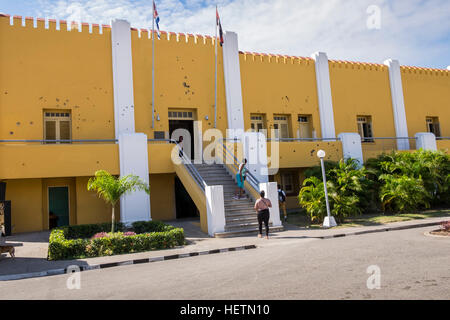 Esterno della Caserma Moncada, scena del XXVI Luglio 1953 fallito golpe da Fidel Castro. Il bullet fori nelle pareti sono rifatto dal Castro annuncio Foto Stock