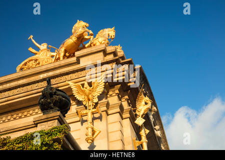 In prossimità di un antico monumento d'oro nella Cittadella del Parco (Parque de la Ciudadela) nella città di Barcellona, in rappresentanza di Aurora in un carro con quattro cavalli Foto Stock