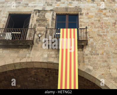 Dettaglio della bandiera nazionale di Catalogna appeso su un balcone dalla Biblioteca Nazionale della Catalogna nel Raval, Barcellona. Foto Stock