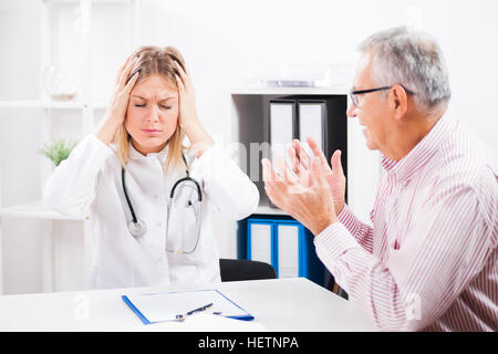 Il medico e il paziente in ambulanza. Foto Stock