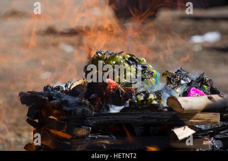 Una fiammante mesa sacrificio alla Pachamama o madre terra divinità al di fuori di La Paz in Bolivia Foto Stock