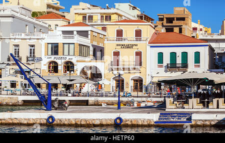 AGIOS NIKOLAOS, CRETA - Agosto 1, 2012: i turisti a piedi nel centro della città e il Lago di Voulismeni prima del tramonto Foto Stock