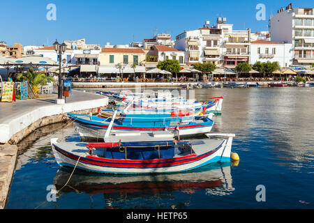 AGIOS NIKOLAOS, CRETA - Agosto 1, 2012: i turisti a piedi nel centro della città e il Lago di Voulismeni prima del tramonto Foto Stock