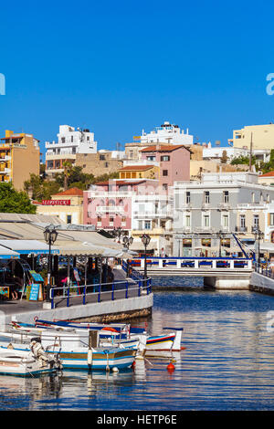 AGIOS NIKOLAOS, CRETA - Agosto 1, 2012: i turisti a piedi nel centro della città e il Lago di Voulismeni prima del tramonto Foto Stock