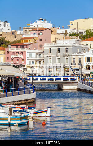 AGIOS NIKOLAOS, CRETA - Agosto 1, 2012: i turisti a piedi nel centro della città e il Lago di Voulismeni prima del tramonto Foto Stock