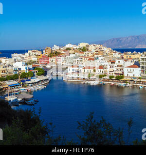 AGIOS NIKOLAOS, CRETA - 1 agosto 2012: Veduta aerea della movimentata vita turistica sul litorale del lago di Voulismeni Foto Stock