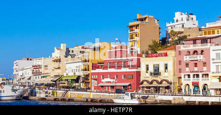 AGIOS NIKOLAOS, CRETA - Agosto 1, 2012: i turisti a piedi nel centro della città e il Lago di Voulismeni prima del tramonto Foto Stock