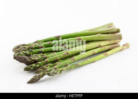 Freschi asparagi verdi spears su sfondo bianco Foto Stock