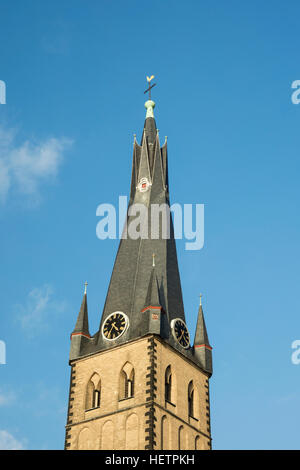 Close up di St. Lambertus campanile di una chiesa nel centro di Düsseldorf, Germania. Foto Stock