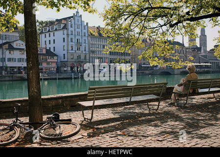ZURICH, Svizzera - 12 settembre 2016: vista del fiume Limmat terrapieno con Grossmuenster alla distanza. Foto Stock