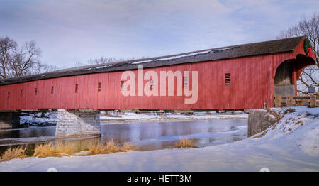 Costruito nel 1881, questo è rimasto solo un ponte coperto in Ontario, Canada Foto Stock