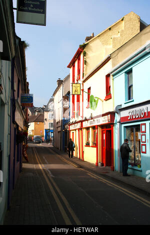 Shopping in una strada stretta a Kinsale, County Cork, Irlanda. Piccoli negozi in una piccola città Foto Stock