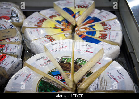 Canadian Brie per la vendita in Saint Lawrence Market a Toronto Foto Stock