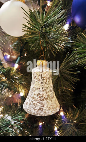 Vetro campana di Natale ornamento appesa nella struttura ad albero Foto Stock