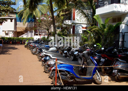 Goa, India - 16 dicembre 2016: Molti 2 wheeler veicoli parcheggiati accanto a una strada Foto Stock