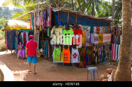 Goa, India - 16 dicembre 2016: un cittadino locale vendita di abbigliamento e accessori per il modo di Anjuna beach Foto Stock