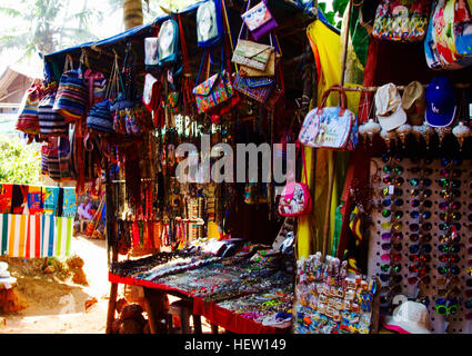 Goa, India - 16 dicembre 2016: uomini e donne accessori presso un fornitore locale del negozio sul modo di Anjuna beach Foto Stock