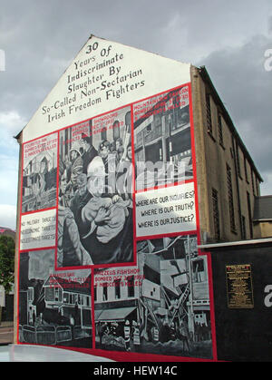 Shankill Road murale -30 anni di macellazione, parte occidentale di Belfast, Irlanda del Nord, Regno Unito Foto Stock