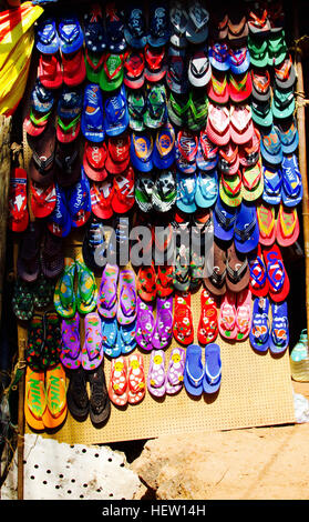 Goa, India - 16 dicembre 2016: realizzato localmente flip flop visualizzato in un negozio vicino a Anjuna beach Foto Stock