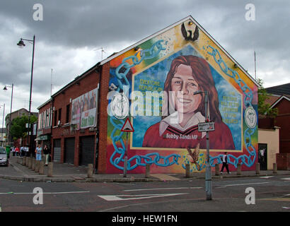 Belfast cade Rd murale repubblicano- Bobby Sands MP & Sinn Fein Office - cieli bui Foto Stock