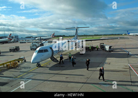 Flybe aereo G-JECJ Bombardier Dash-8 Q400 arrivando Manchester Ringway Airport, England, Regno Unito Foto Stock