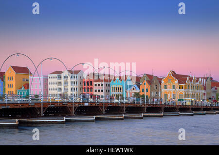 Le case colorate e il Queen Emma bridge pontone di Willemstad, Curaçao nelle Antille olandesi al crepuscolo. Foto Stock