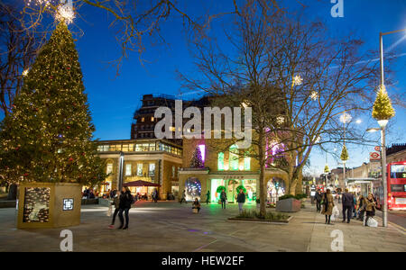 Duke of York Square Chelsea Londra UK notturne Foto Stock