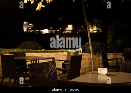 Antico palazzo visto da un vuoto che la terrazza di un ristorante di notte Foto Stock