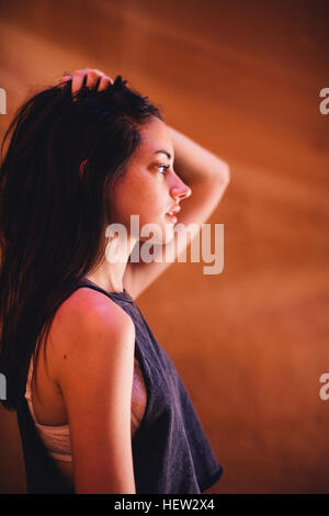 Giovane donna in grotta, Antelope Canyon, Pagina, Arizona, Stati Uniti d'America Foto Stock