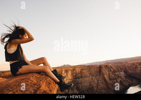 Donna e rilassante godendo di vista piega a ferro di cavallo, Pagina, Arizona, Stati Uniti d'America Foto Stock