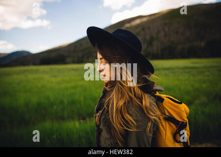 Vista laterale della donna che indossa hat a occhi chiusi, Rocky Mountain National Park, COLORADO, Stati Uniti d'America Foto Stock