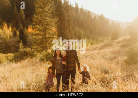 Ritratto di famiglia in ambiente rurale, minerale re, Sequoia National Park, California, Stati Uniti d'America Foto Stock