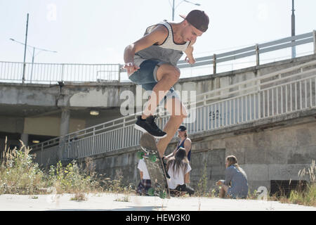 Guidatore di skateboard facendo acrobazie con lo skateboard, Budapest, Ungheria Foto Stock