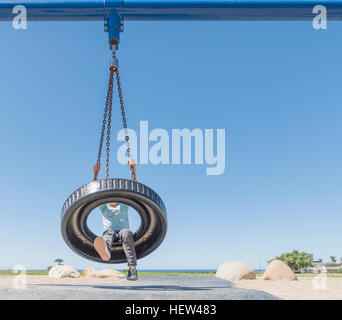 Ragazzo sulla rotazione dei pneumatici Foto Stock