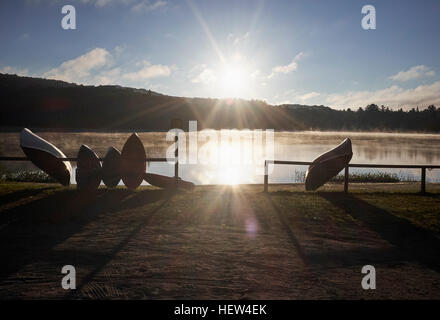 Canoa appoggiata contro la ringhiera accanto al lago, Arrowhead Parco Provinciale, Ontario, Canada Foto Stock