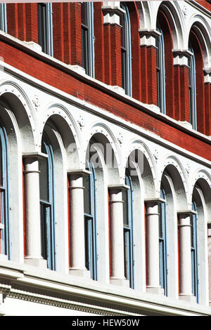 Righe di arcate, colonnato windows su costruire la facciata esterna, New York, Stati Uniti d'America Foto Stock