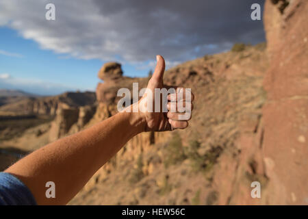 Rocciatore dando pollice in alto segno, close-up, Smith Rock State Park, Oregon, Stati Uniti d'America Foto Stock