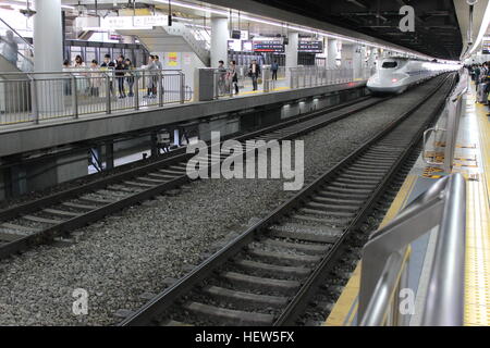 Alta velocità giapponese shinkansen bullet train alla stazione di Kyoto Foto Stock