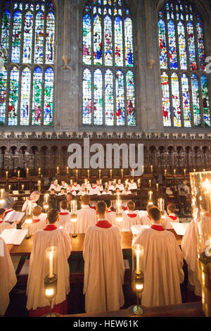 La King's College choir di Cambridge ripassando per il Festival di nove lezioni e canti natalizi per la Vigilia di Natale il servizio. Foto Stock