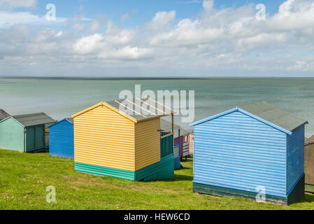 Whitstable Kent, Inghilterra, Regno Unito, Gran Bretagna, Europa. Pittoresca spiaggia di capanne che si affaccia l'estuario del Tamigi sulla costa della contea del Kent settentrionale Foto Stock